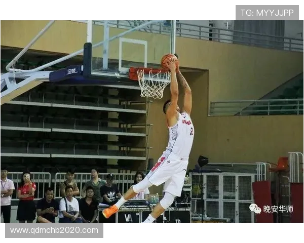 格兰特溜底线接霍勒迪精妙传球上演精彩暴扣点燃全场激情